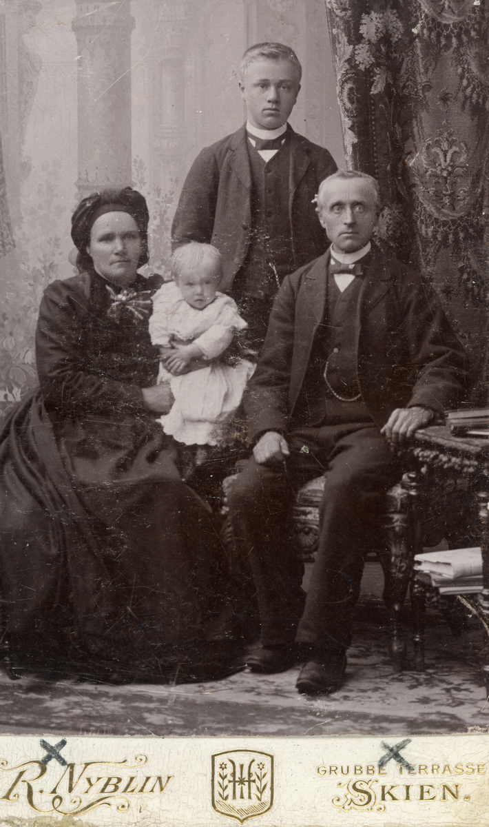 Visittkortfoto av familie i fotoatelier