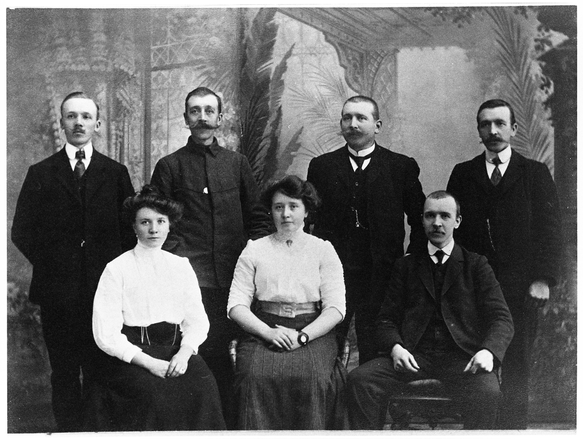 Antonius, Johan, Gustav, Bernhard, Marie, Johanne og Mathias Skinderviken februar 1911.