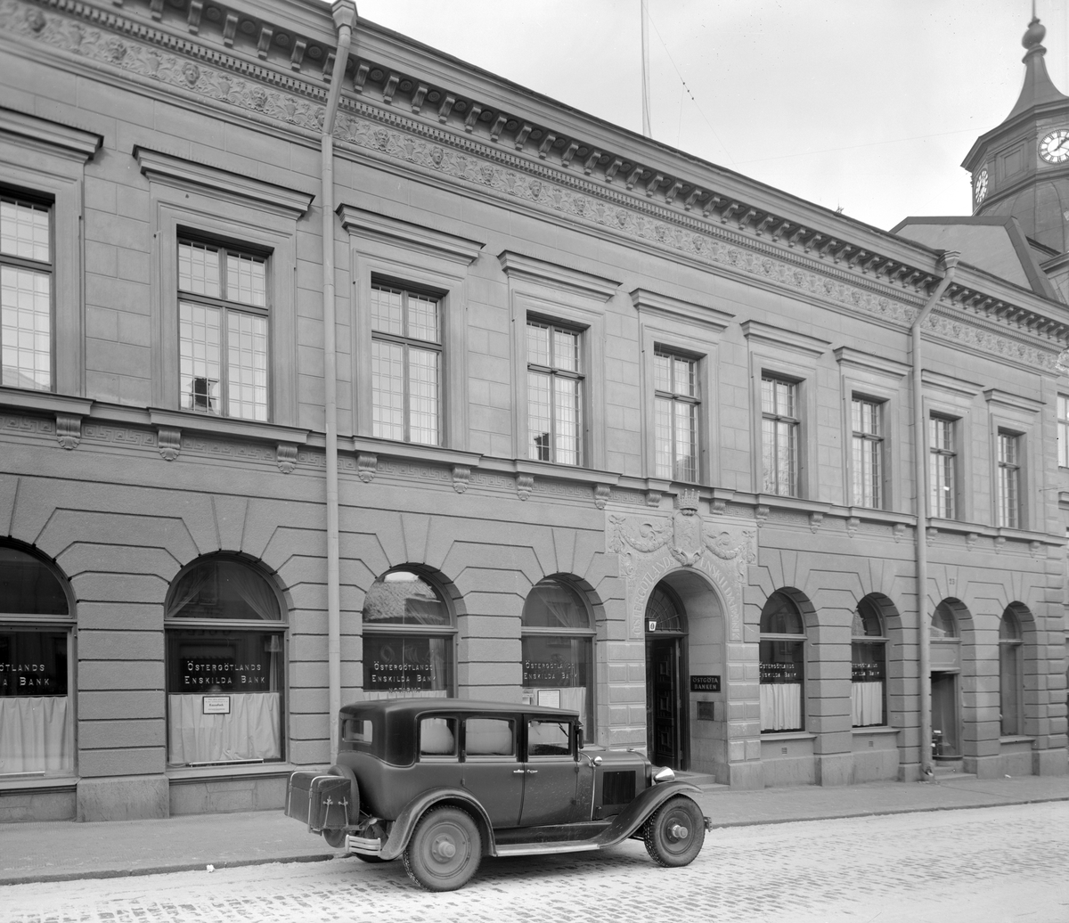 Östgötabankens (Östergötlands Enskilda Bank) kontor i Linköping 1937. Här bankhusets fasad mot Storgatan. Bild i serie i samband med bankens 100-årsjubileum.