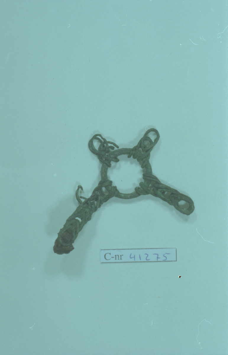 Bronze ring with four chains of plaited wire attached to it. Ringen mangler del. Hangers like this one were used for lamps or steelyards.
