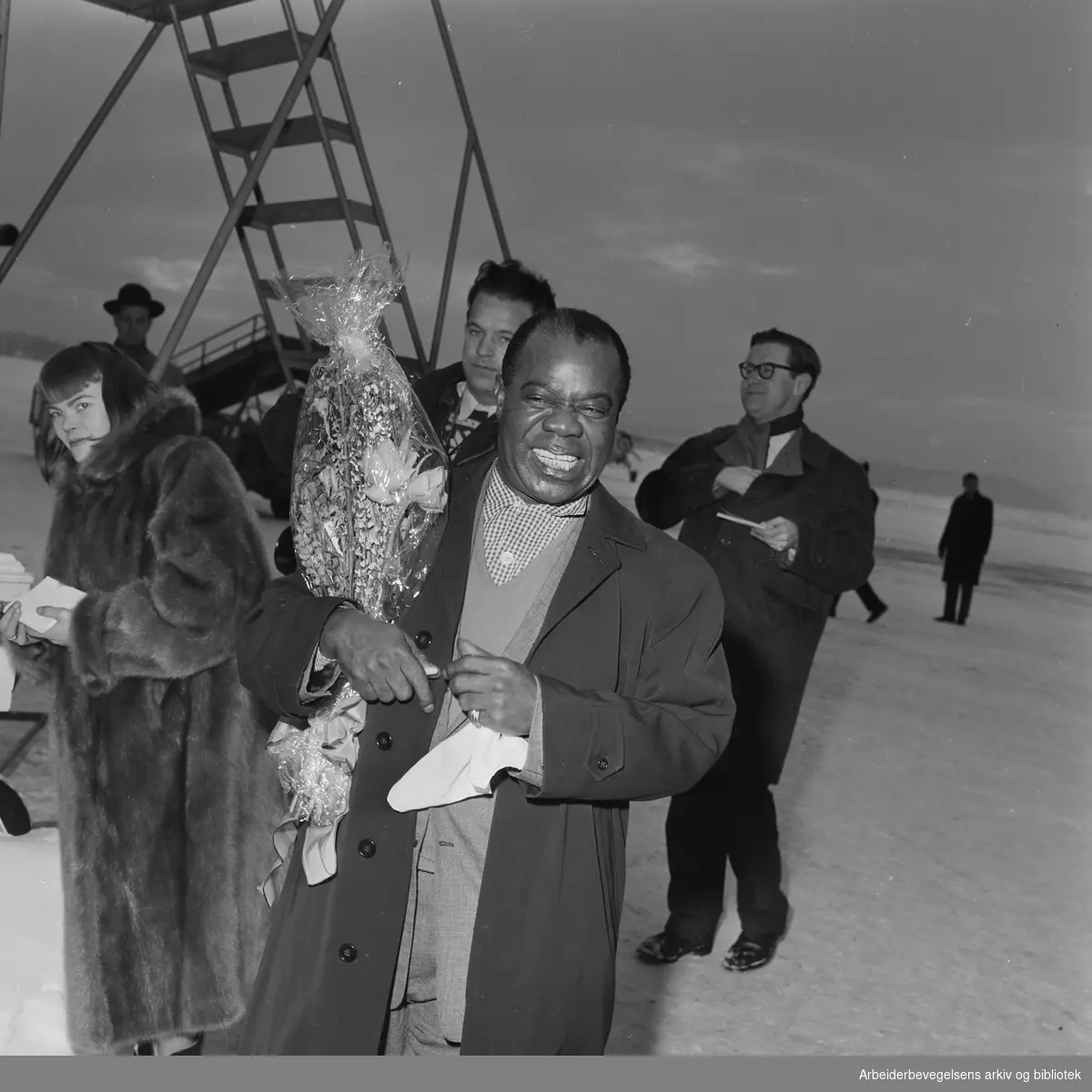 Louis Armstrong ankommer Oslo via Fornebu flyplass 2 februar 1959.