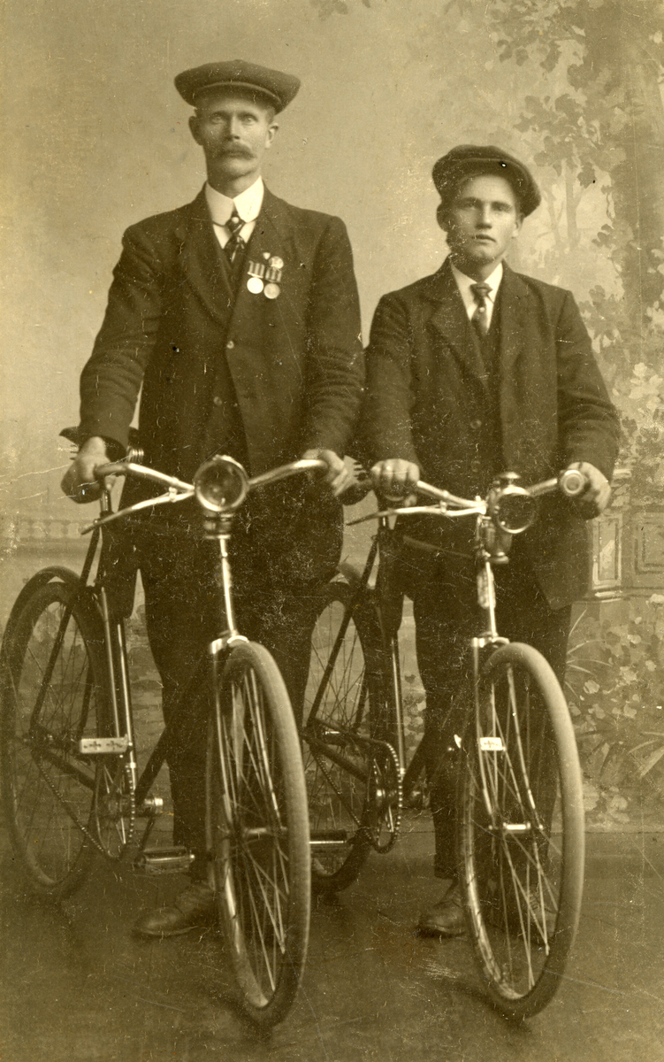 To menn med sykkel i fotoatelier.