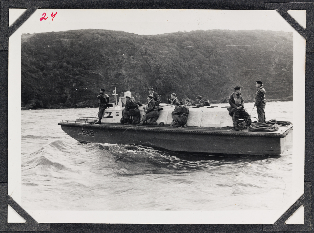 Soldater i Heimevernet på feltøvelse med båt.