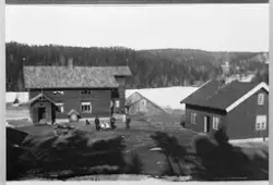 Gårdstunet og bygninger på Hanoa gård i Enebakk april 1911. 