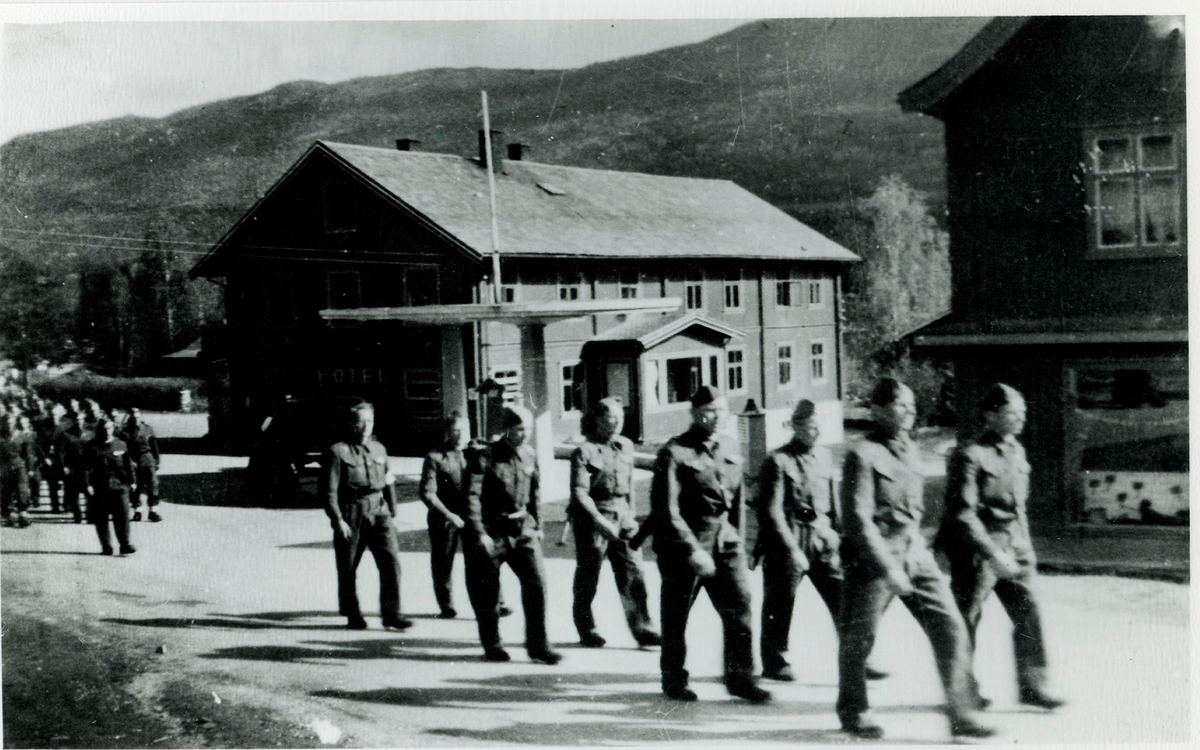 Soldater, uniformer og hotell. Heimefrontsoldater i 17 mai tog 1945 ved Eidsgård Hotell