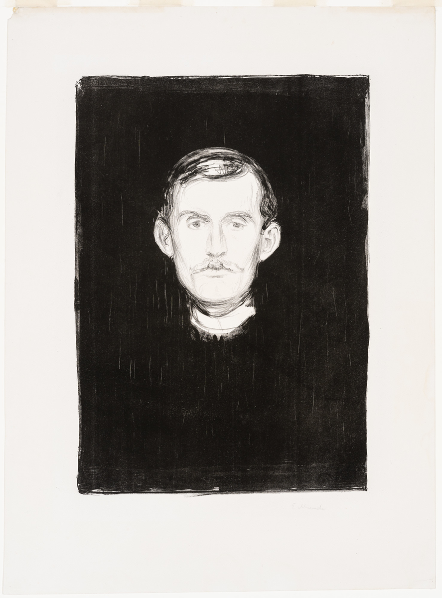Portrett en face, svart bakgrunn.