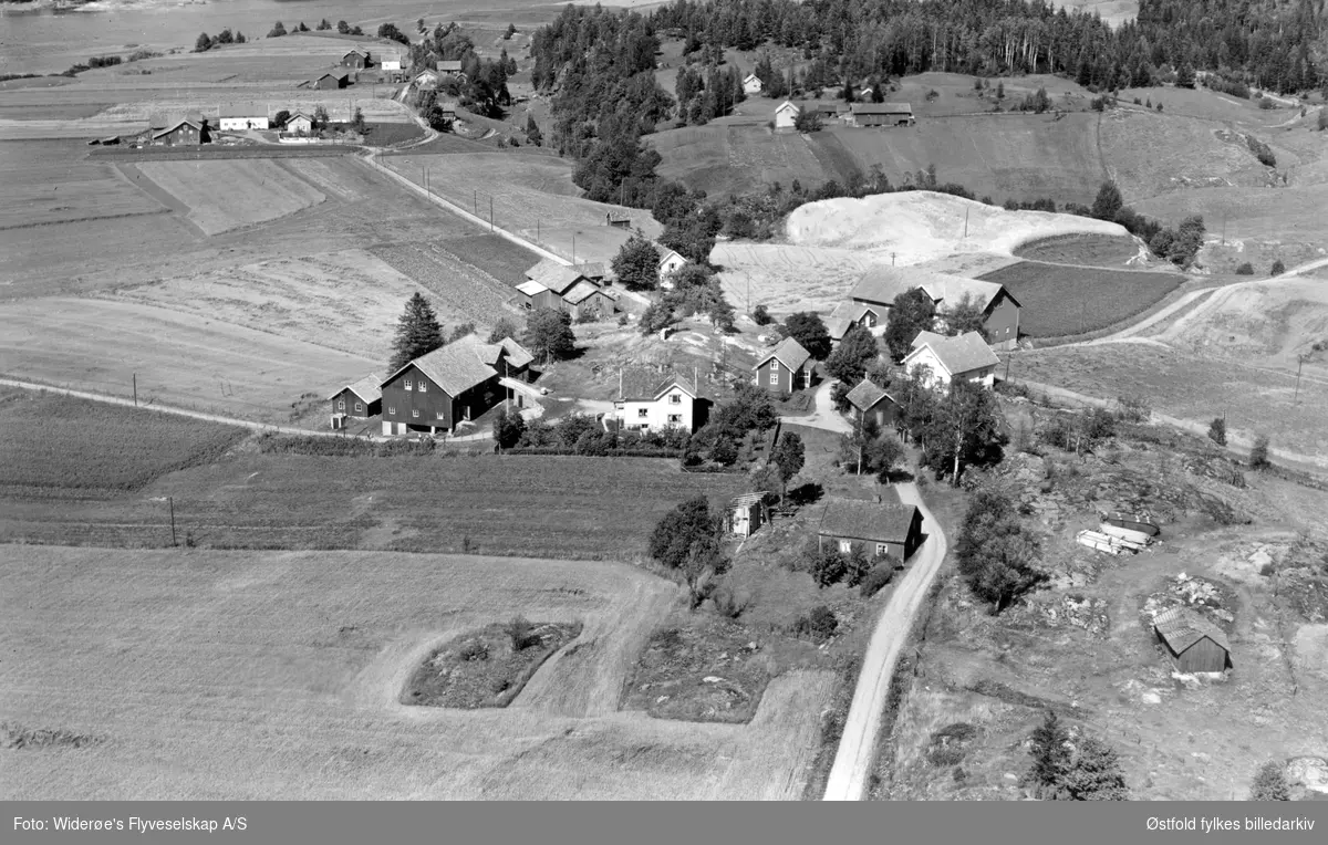 Lunde (gnr.1 bnr. 1 til høyre) og Lunde øvre (gnr.11 bnr. 5 til venstre) i Varteig 8. august 1956.  Bak Lunde nedre (gnr. 12).