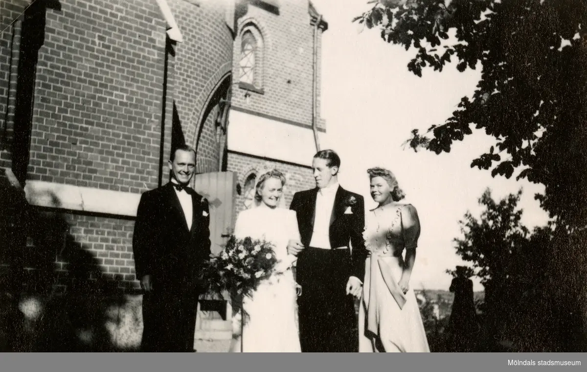 Bröllop mellan Rosa Krantz (1912 - 1994) och Bror "Petter" Pettersson (1913 - 1984), Fässbergs kyrka 7 augusti 1943. Tillsammans med brudparet står vittnena Östen Krantz (1910 - 1990) och hustrun Edit (1915 - 2008).