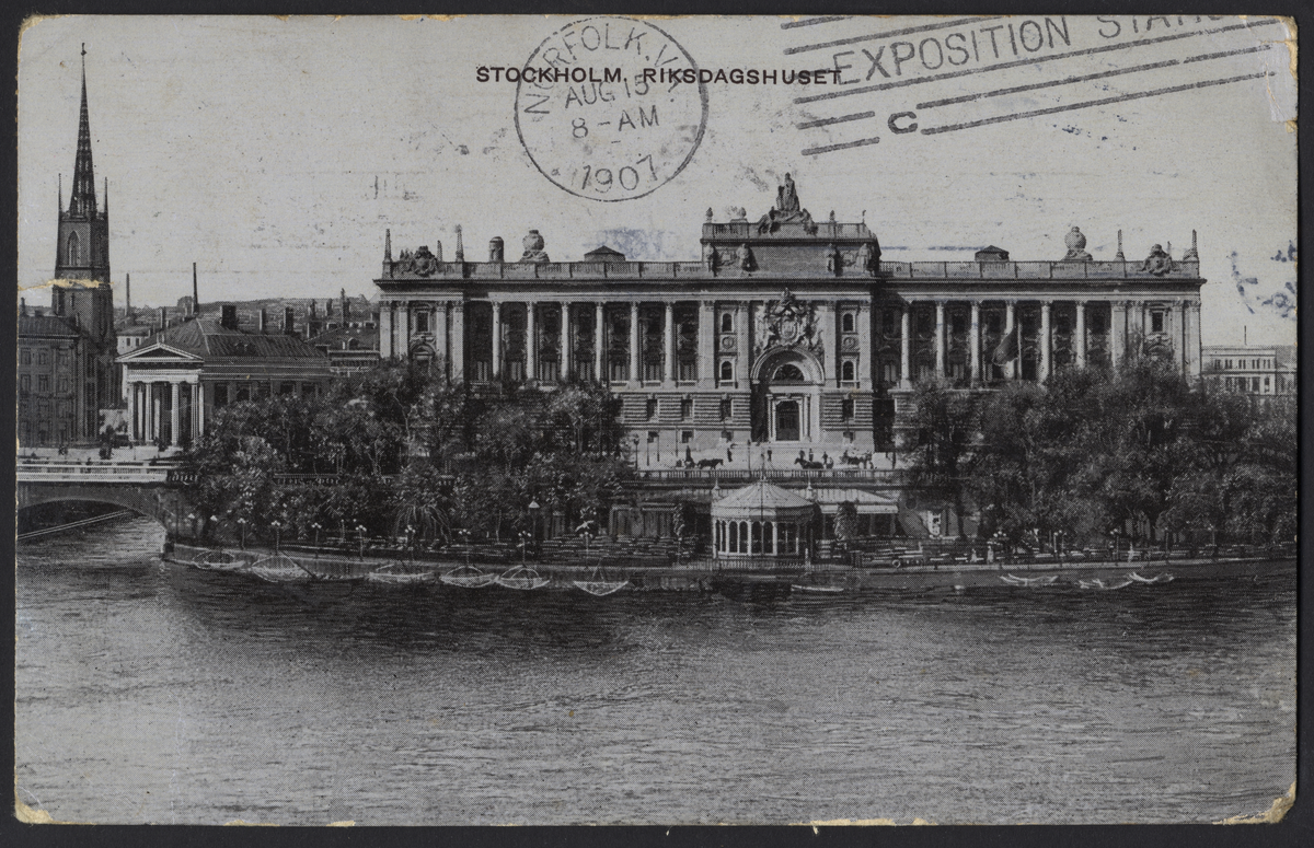 På vykorten syns Riksdagshuset österifrån. Den är adresserat till den svenska konsulaten i Jamestown för pansarkryssaren Fylgia.