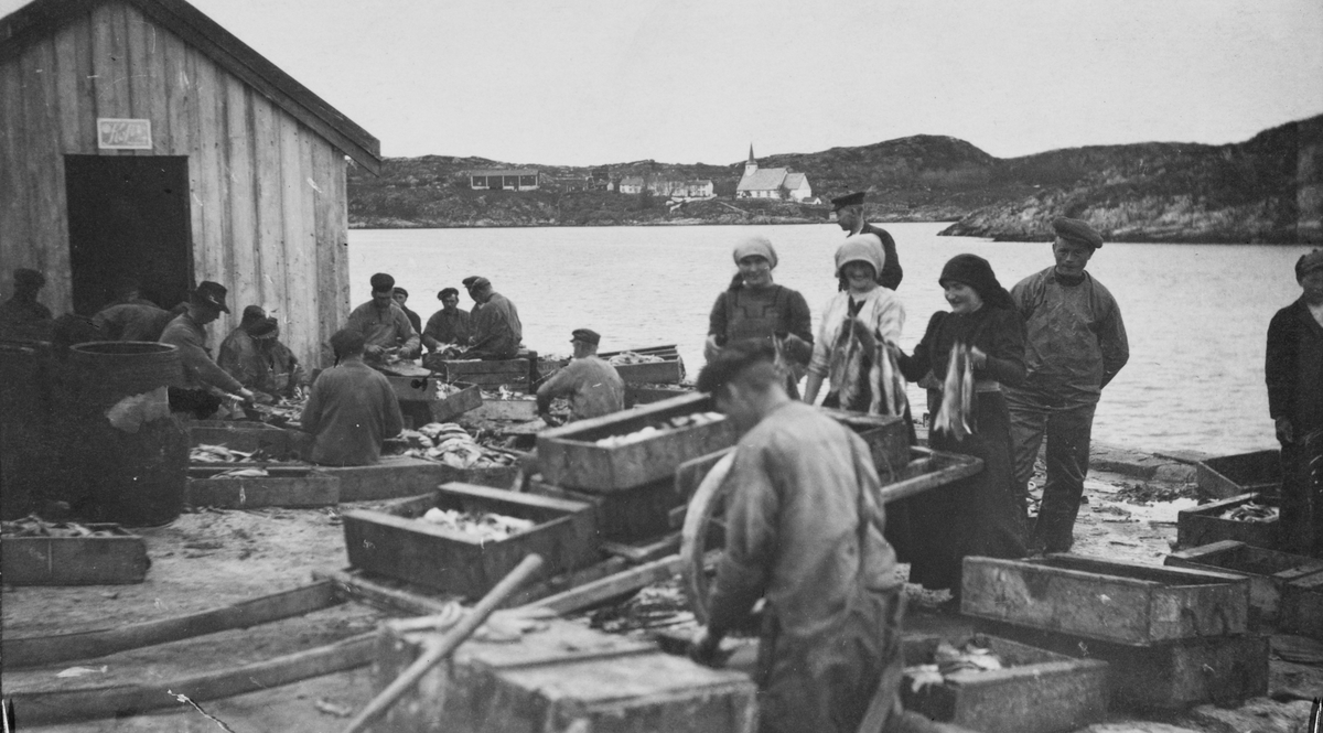 Fiskehandel på Hopsjøkaia. Dolm kirke og prestegård i bakgrunnen.