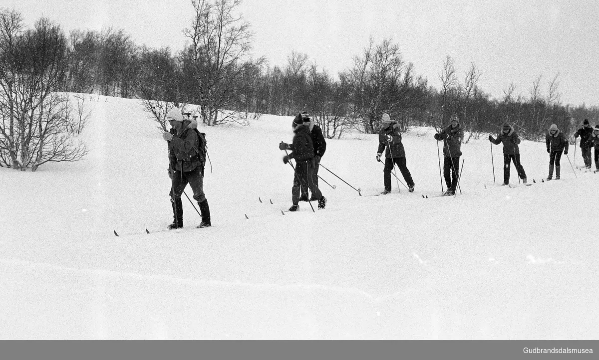 Prekeil'n, skuleavis Vågå ungdomsskule, 1974-84.
Skigåarar, Maurvangen, leirskule.