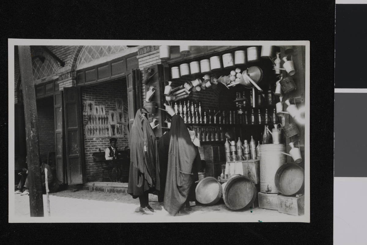 Bymiljø med kvinner i Teheran. Fotografi tatt i forbindelse med Elisabeth Meyers bok; En Kvinnes ferd til Persia.