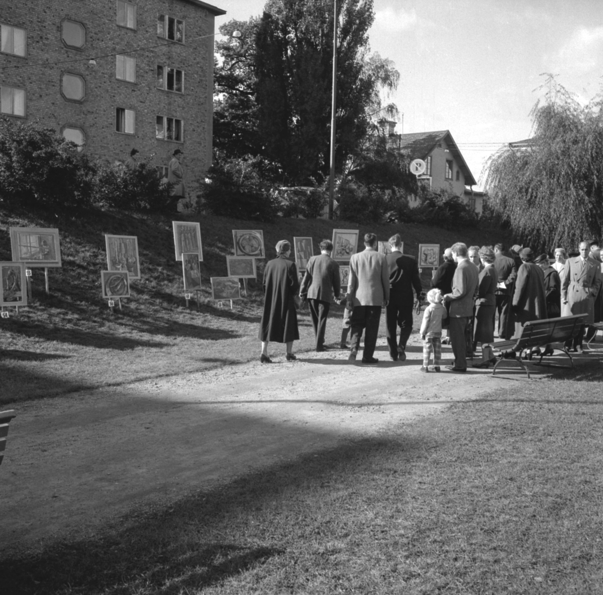 Serie bilder från Lions, minst sagt, öppna konstutställning i Linköping. Konstverken exponerades i slänten vid strandpromenaden utmed Hamngatan. Tills exakt datering klargörs skrivs här omkring år 1950.