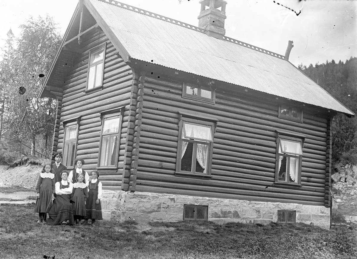 Bilde viser familien Engset framfor huset

Fotosamling etter Øystein O. Jonsjords (1895-1968), Tinn.