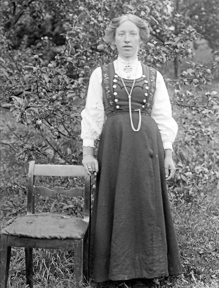 Bilde viser ung kvinne i folkedrakt fra Tinn.

Fotosamling etter Øystein O. Jonsjords (1895-1968), Tinn.