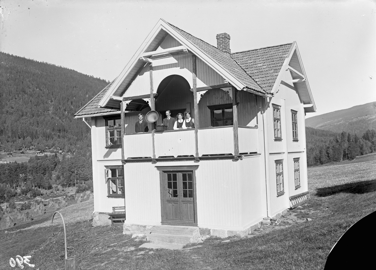 Bilde viser gamlestua på Berge

Fotosamling etter Øystein O. Jonsjords (1895-1968), Tinn