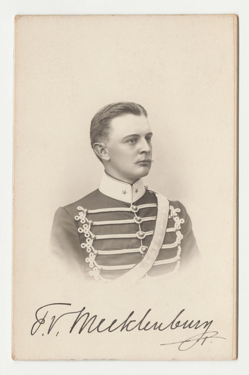 Porträtt av Carl Fredrik Axel von Mecklenburg, underlöjtnant vid Livregementets husarer.