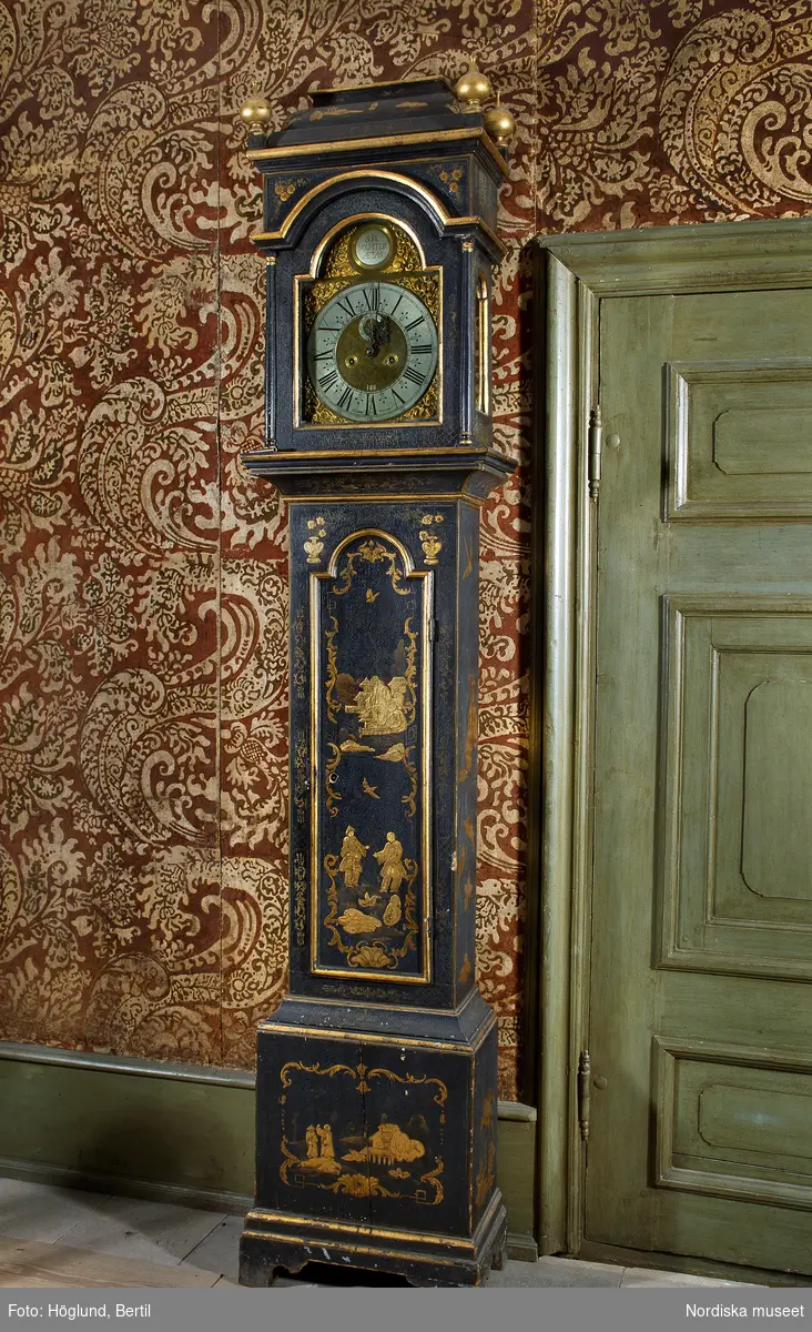 Ståndur, golvur, fodralet med engelsk inspiration har ett kinesiserande lackarbete, troligen utfört av Jacob Liljedahl. Urverket från Stjernsunds Manufatur i Dalarna, tillverkat 1746.