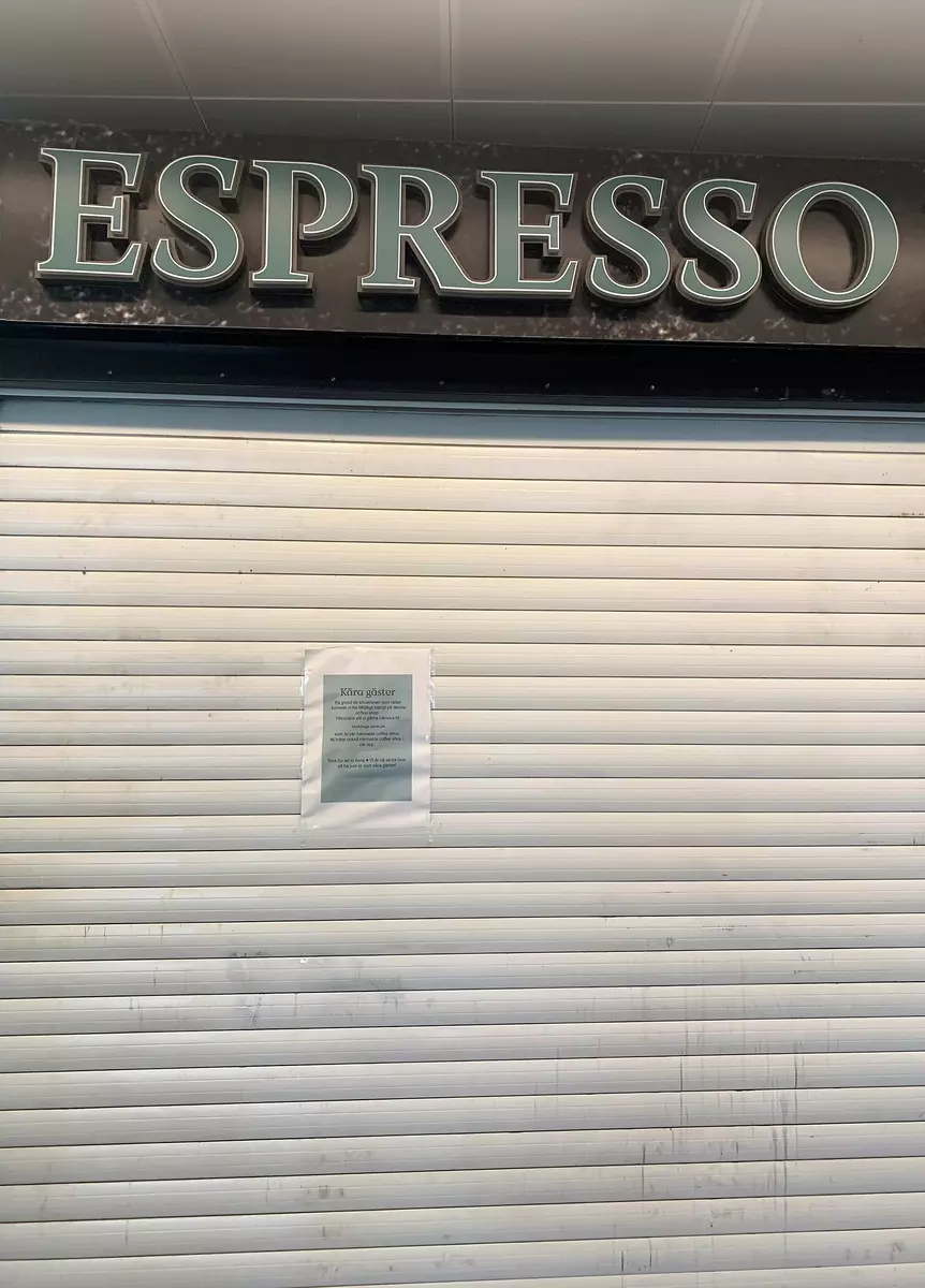 Espresso House på Älvsjö Station. Många ställen stänger under Coronapandemin. Informationslappar sätts upp på stängda ställen.