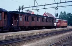 Elektrisk lokomotiv El 11 med persontog til Notodden på Hjuk