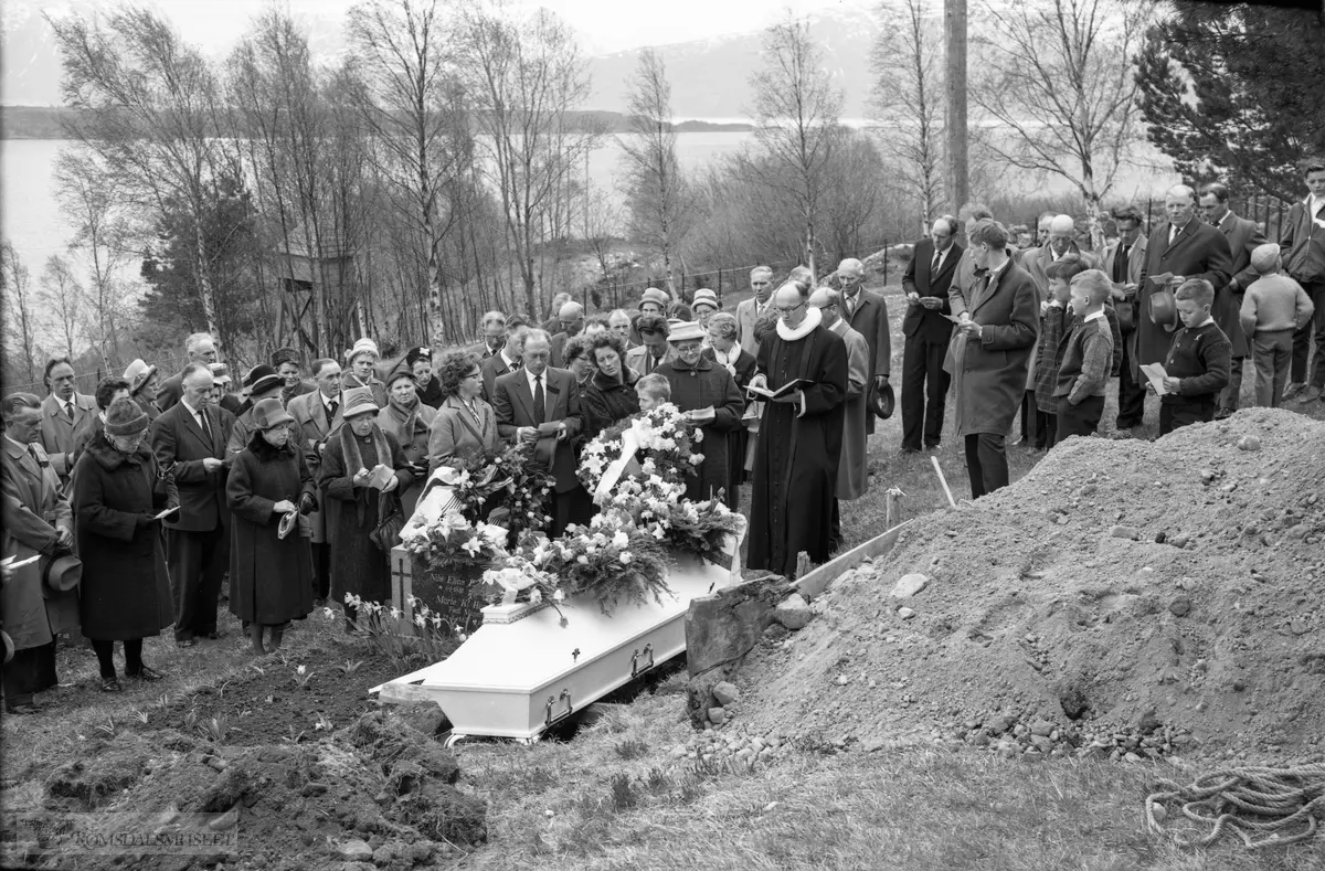Fra begravelsen til Kristofer Ingvald Reiten sen f.28.02.1893 d.28.04.1963.