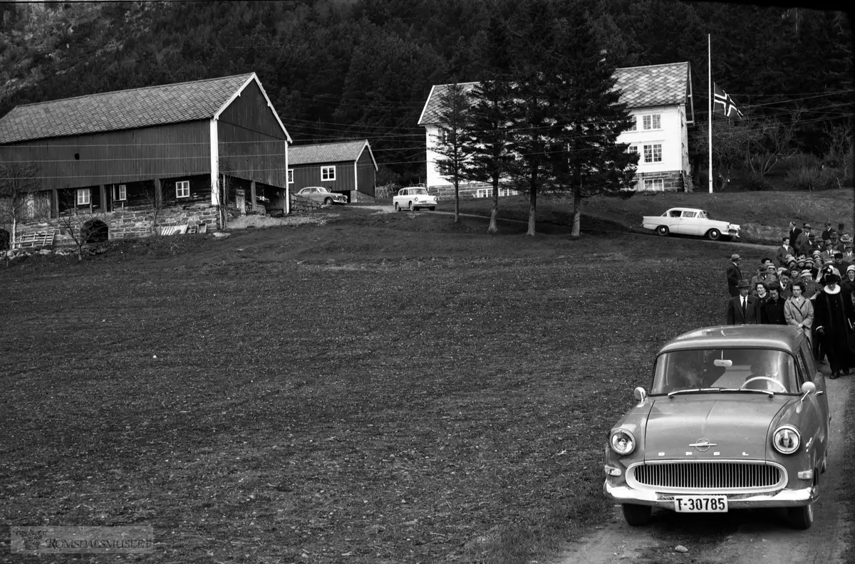 Fra begravelsen til Kristofer Ingvald Reiten sen f.28.02.1893 d.28.04.1963...Opel Olympia 1958-60 varebil 1958-60 foran og Opel Rekord 1958-60 bak.