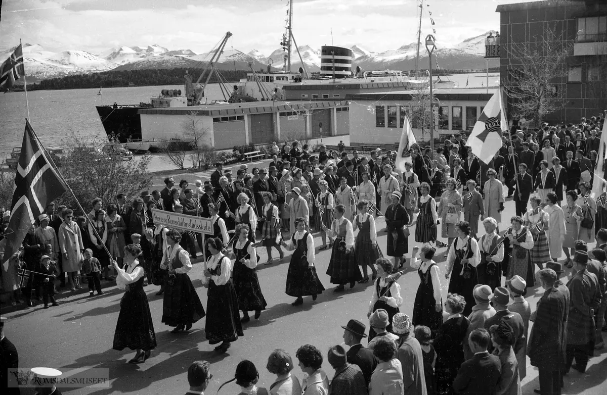 "17.mai 1962".Møre og Romsdal husflidsskule.