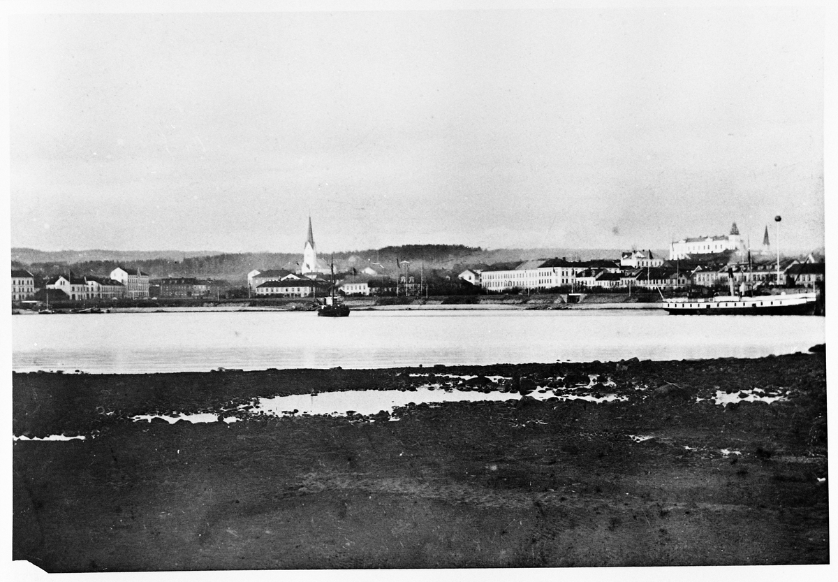 Fire seiljakter og D/S Tordenskjold ved Hamar brygge.
I bakgrunnen ser vi Hamar domkirke.
Postkort.