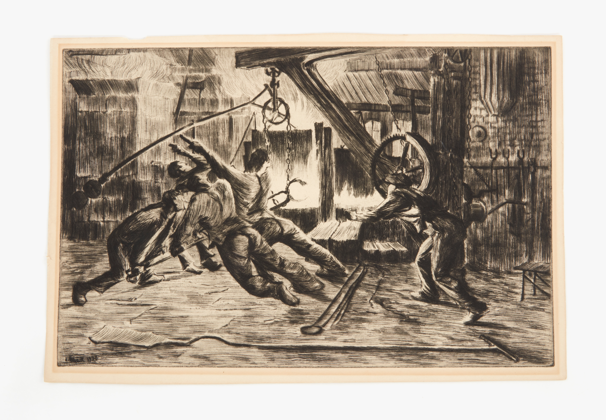 Grafiskt blad. Motiv från järnbruksarbete. Fyra män utför tungt arbete framför eld. En femte står bredvid och hanterar maskin.
