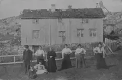 Menneskegruppe utenfor stua på gården Kongsneset, Dolmøya, H