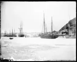 Skip i indre havn i Egersund om vinteren