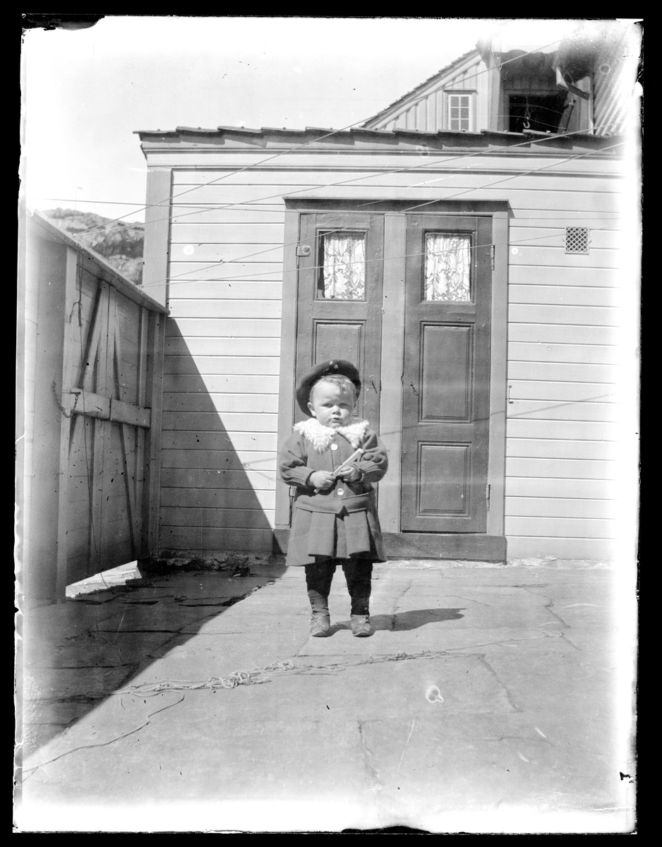 Et barn står foran en dør