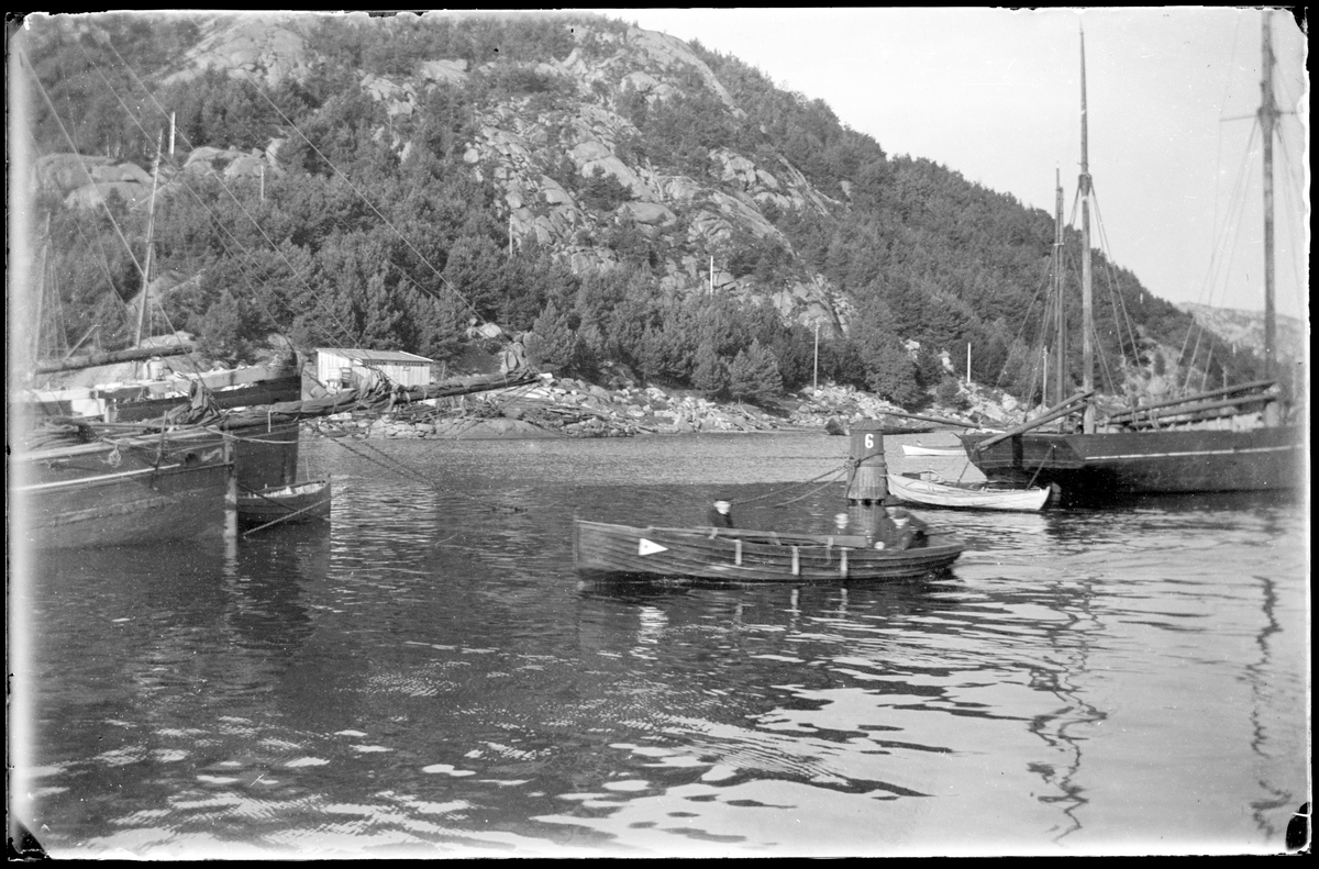 Mennesker i en liten båt i Egersund havn