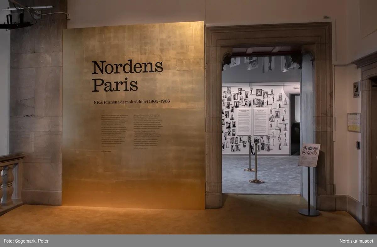 Bilder från miljöer i utställningen Nordens Paris om NK:s Franska damskrädderi 1902-1966 som pågick mellan 17 september 2021 och 1 oktober 2023.
