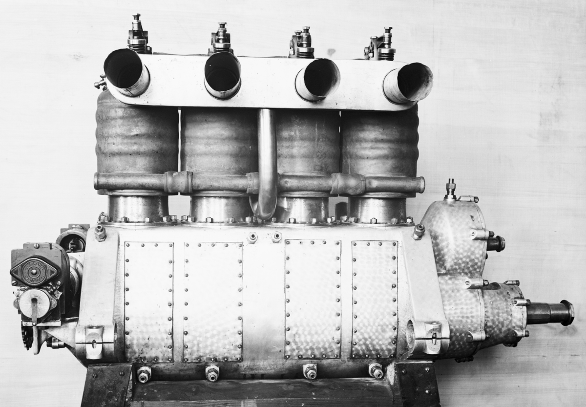 4-cylindrig flygmotor Eisemann Magneto. Vy från långsidan.