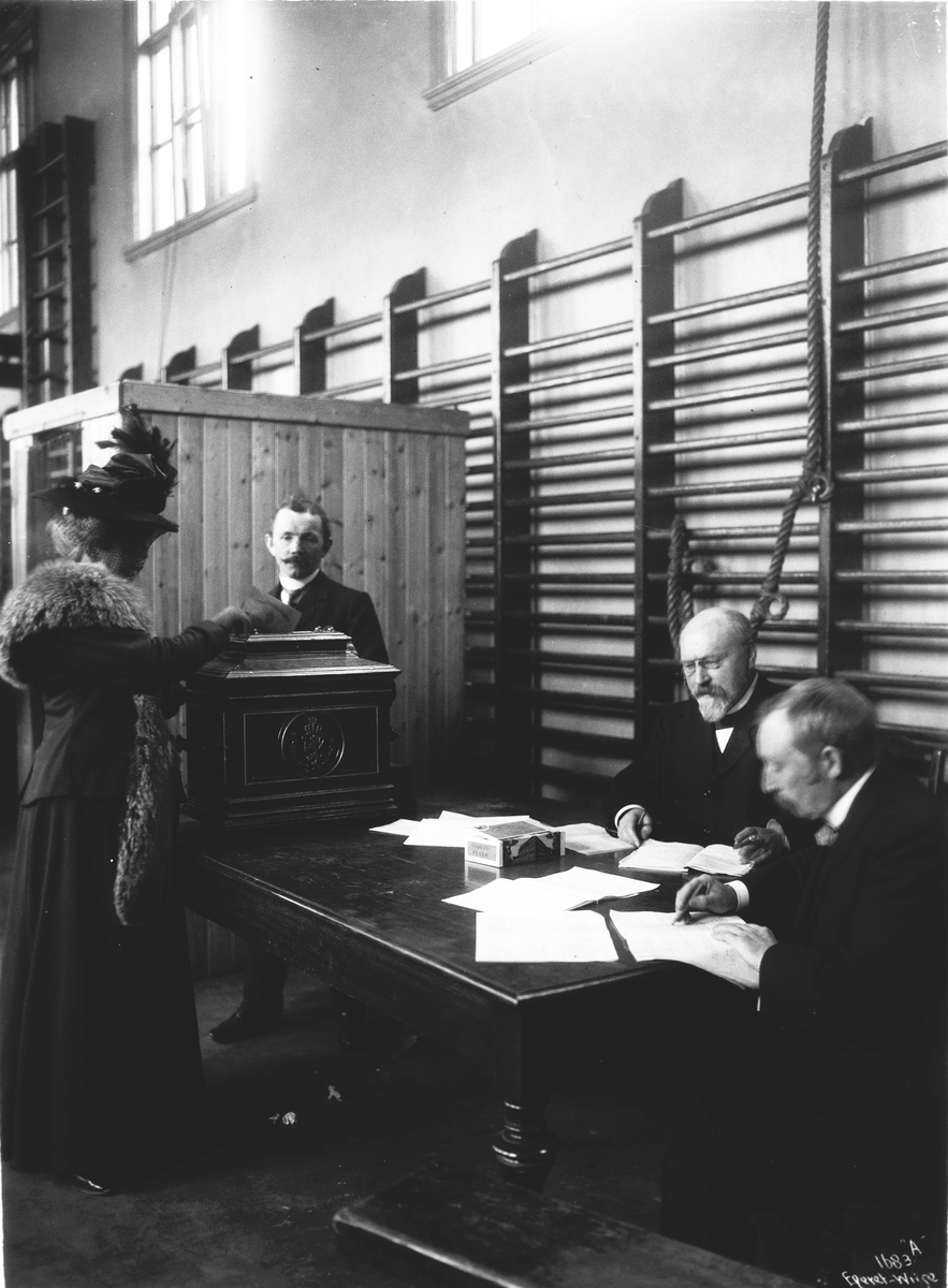 Dame, Helen Marie Wilse stemmer ved Stortingsvalg 1/11 1913.
