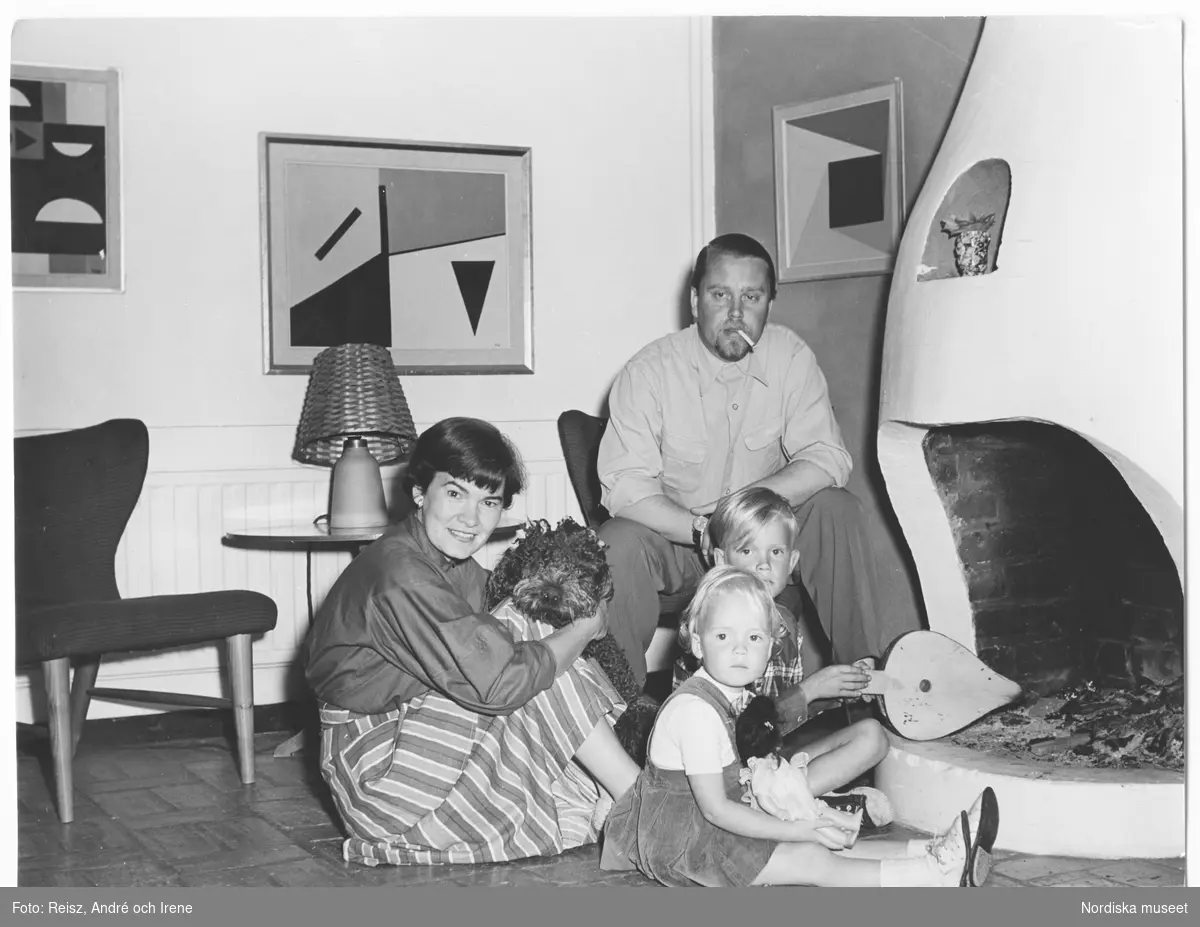 Konstnären Bengt Orup med sin fru Teddi och deras två barn i deras moderna lägenheten.
