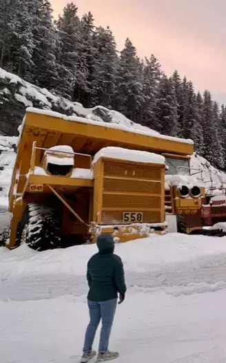 Bildet viser besøkende som ser på en nedsnødd maskin.