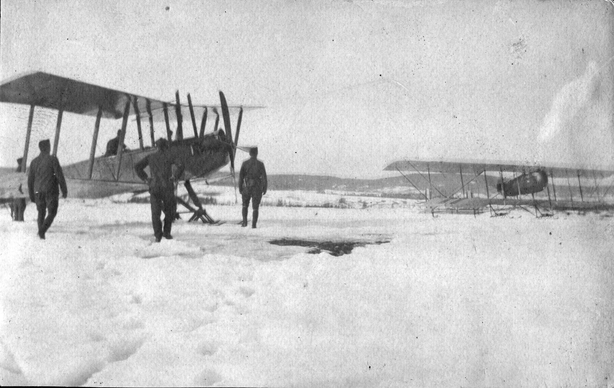 Hærens flyvesens vinterøvelser på Lillehammer i 1920. Til venstre ses en britisk BE 2E eller en T.1.B, bygd på Kjeller og til høyre en Farman Shorthorn.