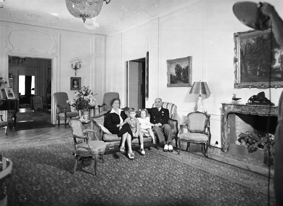 Villa Otium, den amerikanske ambasadørs residens i Oslo.  Familien avbildet sittende i sofaen ved peisen.