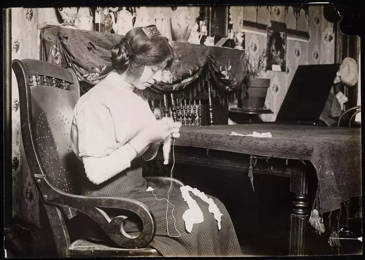 Lewis Wickes Hine, Celia Anzalone, 2264 First Ave. making lace for Cappallino´s factory near by. She said she was doing it only until Christmas, 1911. Tilhører Preus museums samling.