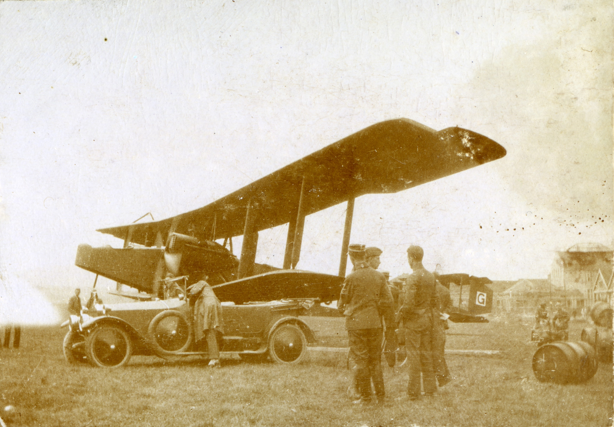 Det britiske flyet Handley Page O/400 ,med registreringsnummer G-EAKE, på Kjeller flyplass høsten 1919.