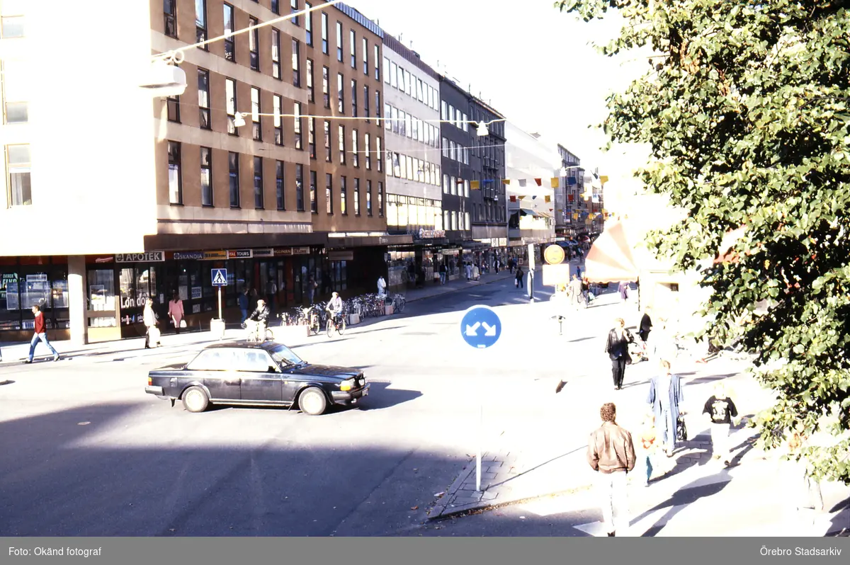 Bil i korsningen Olaigatan - Storgatan, 1987 - Örebro Stadsarkiv ...