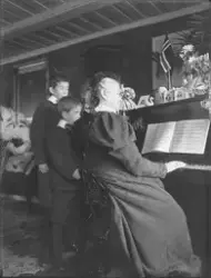 Prot: Bestemor - Juledag ved Pianoet med Barna 26/12 1906