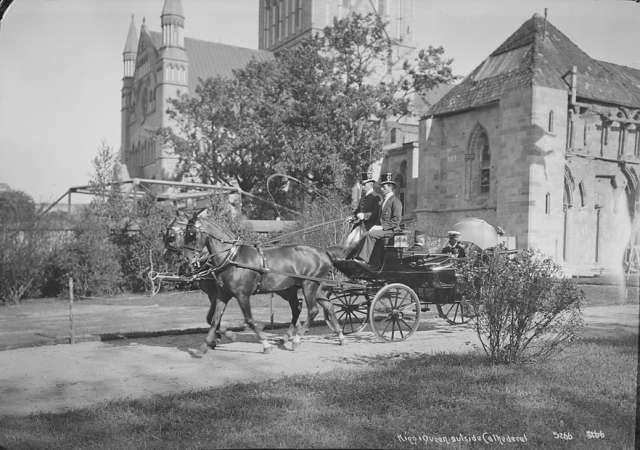 Prot: Trondhjem - Kongen og Dronningen kjører tilbake fra Kirken 1906