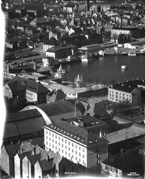 Prot: Bergen. Oversigt fra Fløien
Konv: Bergen, Terminus, jernbanen. Utstilling fra Fløien
