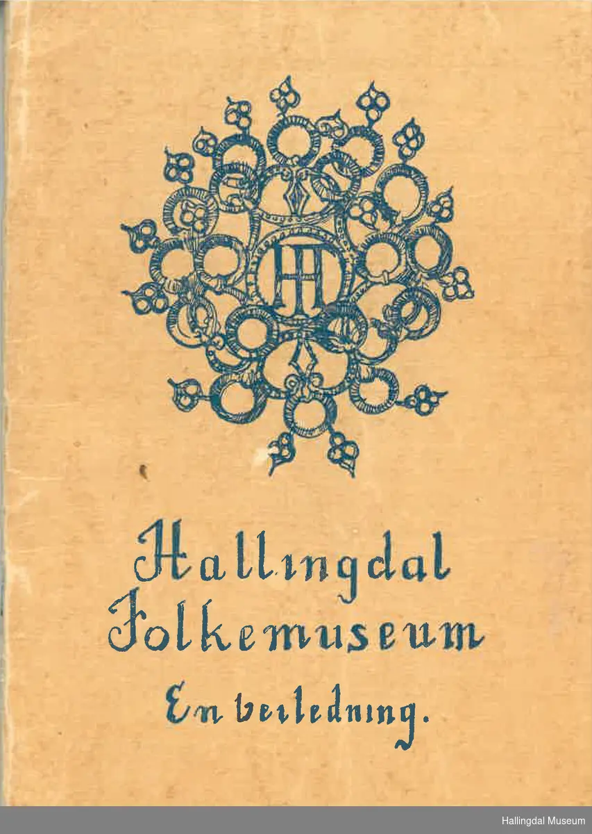 En liten oppslagsbok i papp og papir. Med påskrift "Hallingdal Folkemuseum En veiledning" i blå skrift under en blå logo formet som en nål med "HF" som et monogram i midten.