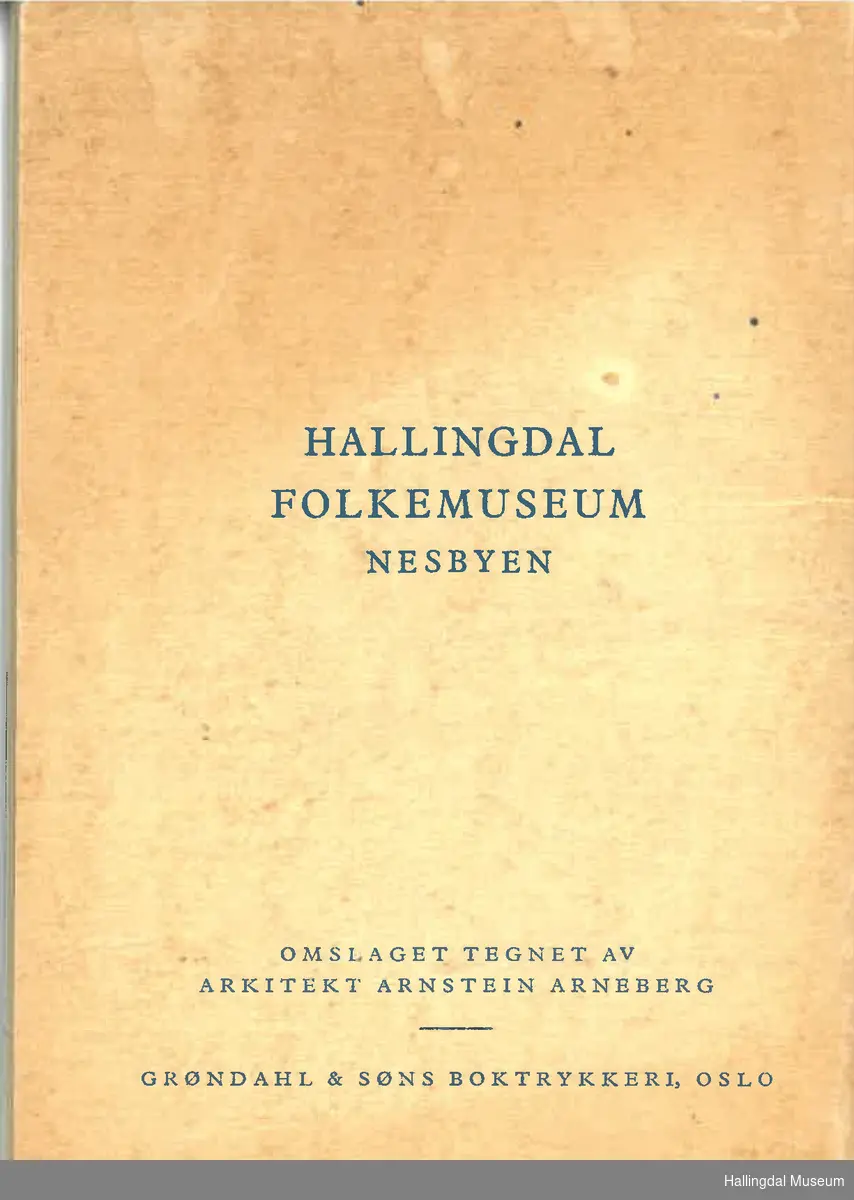 En liten oppslagsbok i papp og papir. Med påskrift "Hallingdal Folkemuseum En veiledning" i blå skrift under en blå logo formet som en nål med "HF" som et monogram i midten.