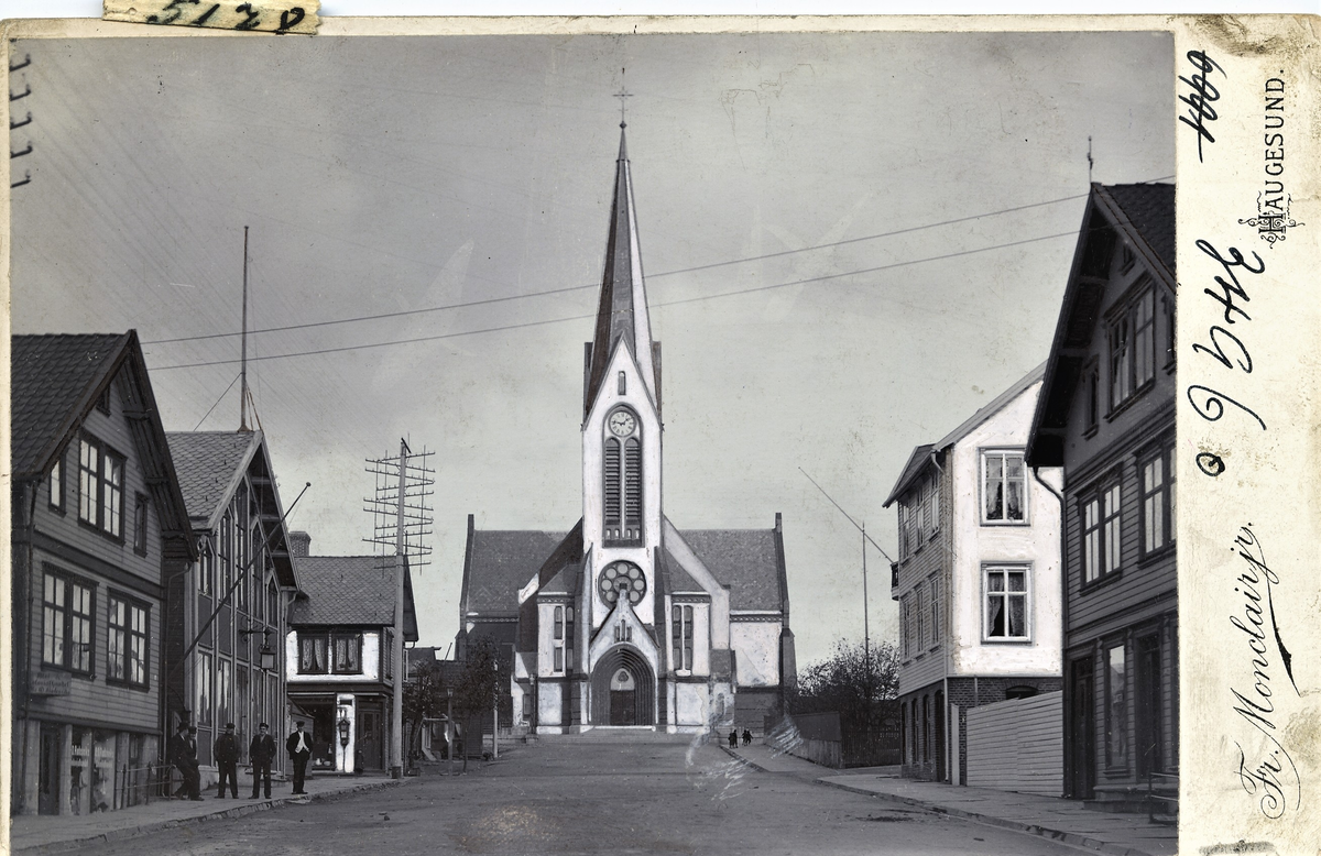 Vår Frelsers kirke i Haugesund, sett fra Torgbakken. Fra venstre er Torggata 6, Sørhauggata 162 vognkjører Ole M. Halvorsens hus. Det hvite huset til høyre er Sørhauggata 158.
