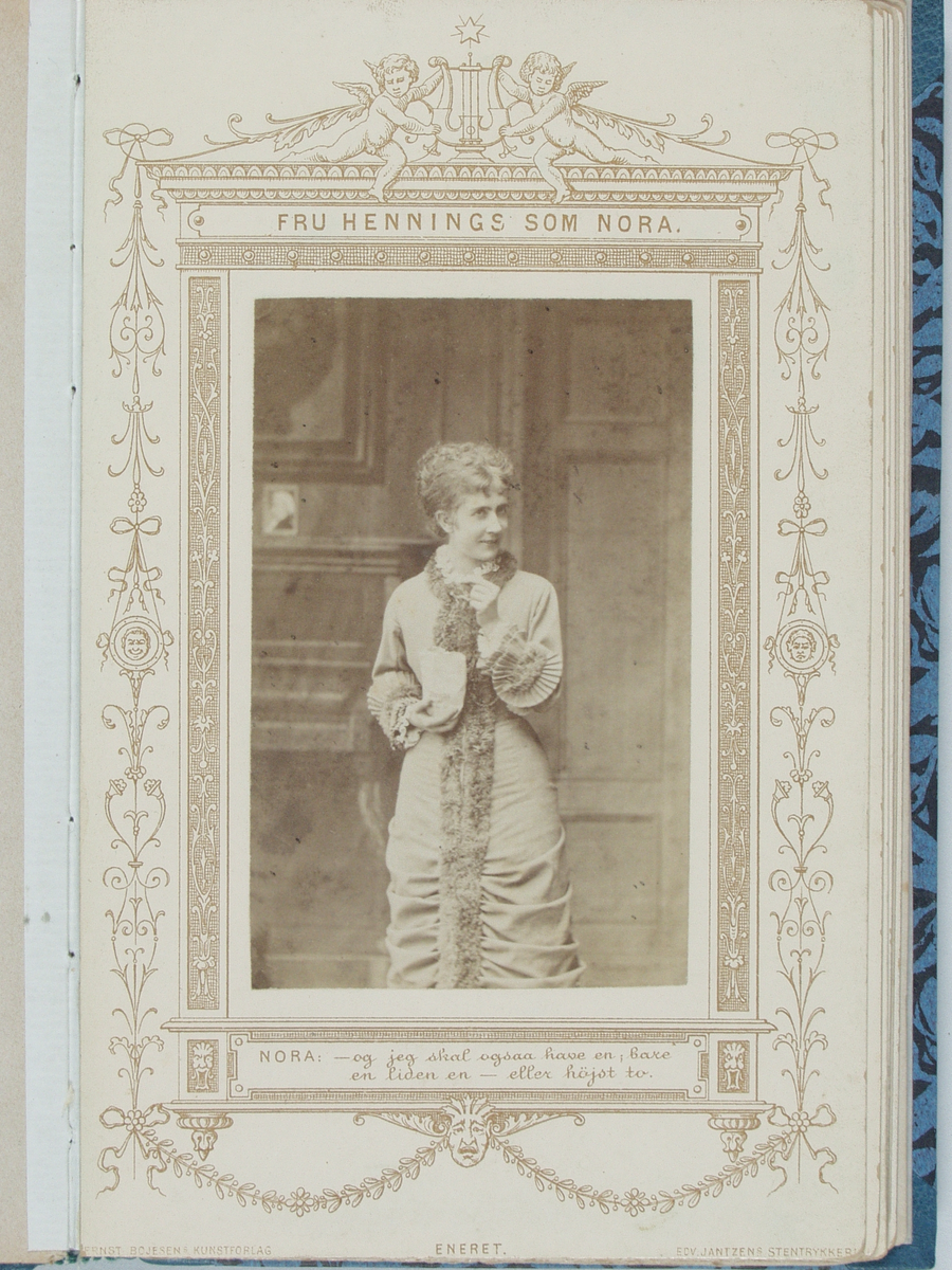 Bok med omtale av Nationaltheaterets oppsettelse av Et dukkehjem med 8 fotografier som er limt inn i boken. Boken er på 28 sider.
